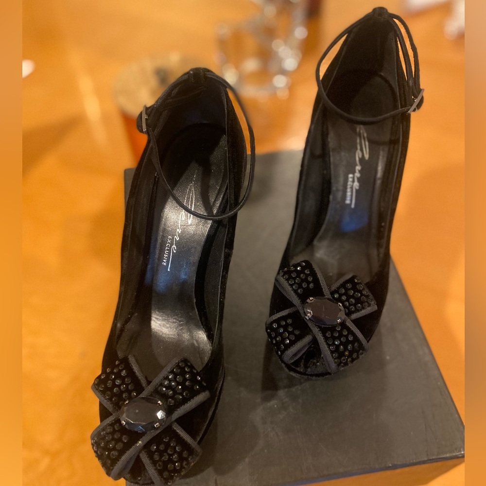 Elegant Black Women's Shoes with Bow Detail